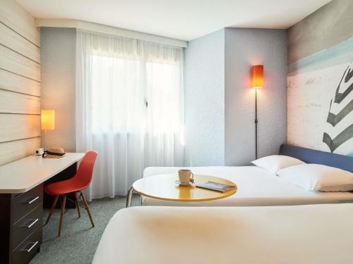 Habitación familiar Standard con una cama doble y sofá cama doble del hotel ibis Styles Toulon La Seyne-sur-Mer