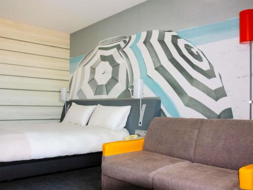 Habitación familiar Standard con una cama doble y sofá cama doble del hotel ibis Styles Toulon La Seyne-sur-Mer. Foto 5