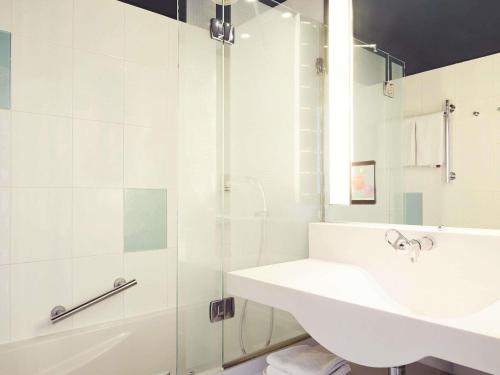 Habitación familiar Standard con una cama doble y sofá cama doble del hotel ibis Styles Toulon La Seyne-sur-Mer. Foto 8
