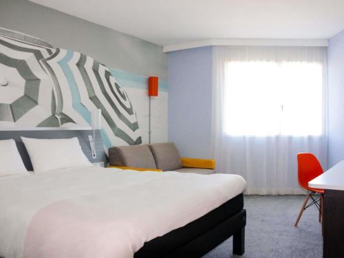 Habitación familiar Standard con una cama doble y sofá cama doble del hotel ibis Styles Toulon La Seyne-sur-Mer. Foto 9