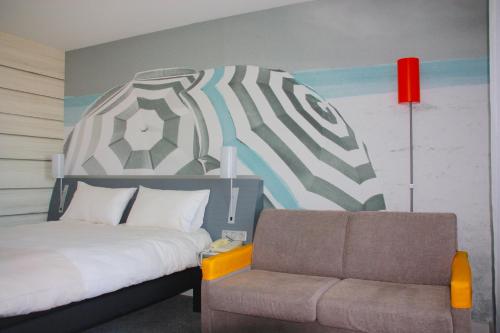 Habitación familiar Standard con una cama doble y sofá cama doble del hotel ibis Styles Toulon La Seyne-sur-Mer. Foto 12