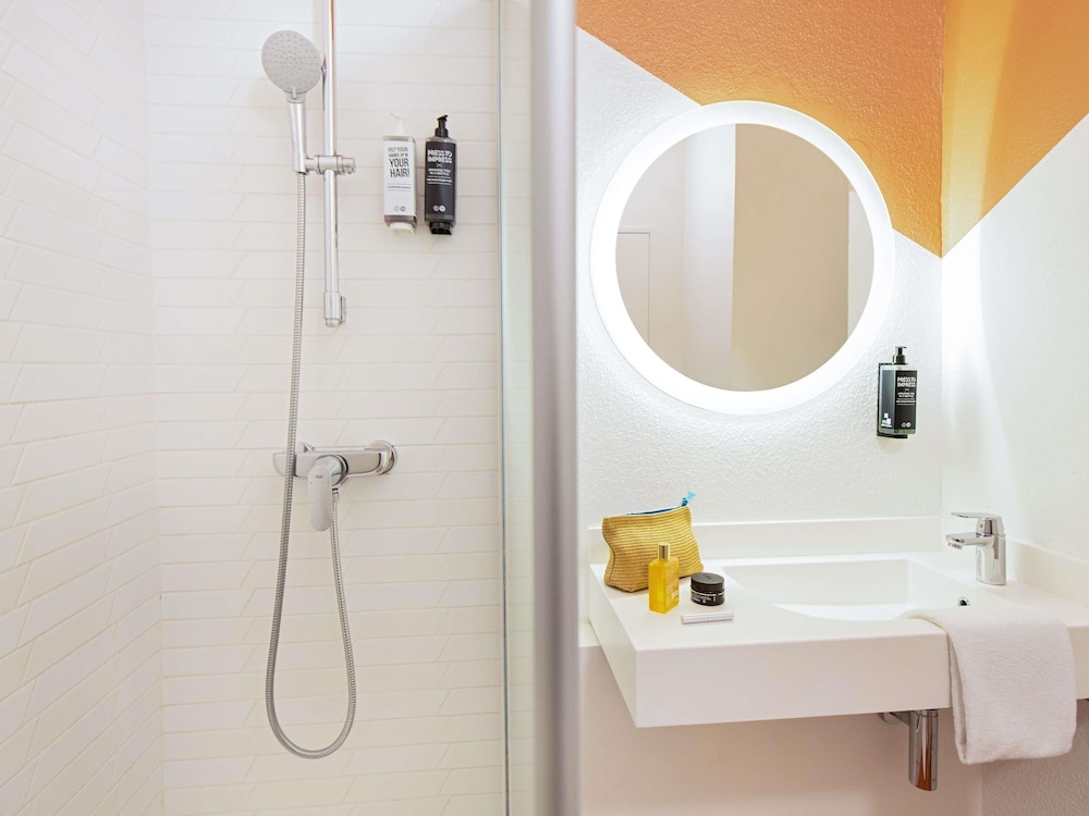 Habitación estándar con 2 camas individuales del hotel Ibis Styles Toulon Centre Port. Foto 4