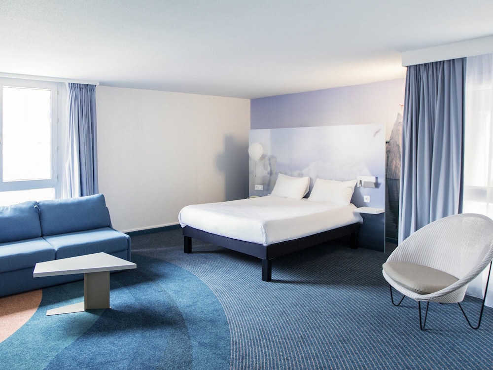 Suite familiar estándar con 1 cama doble y 1 sofá del hotel Ibis Styles Toulon Centre Port
