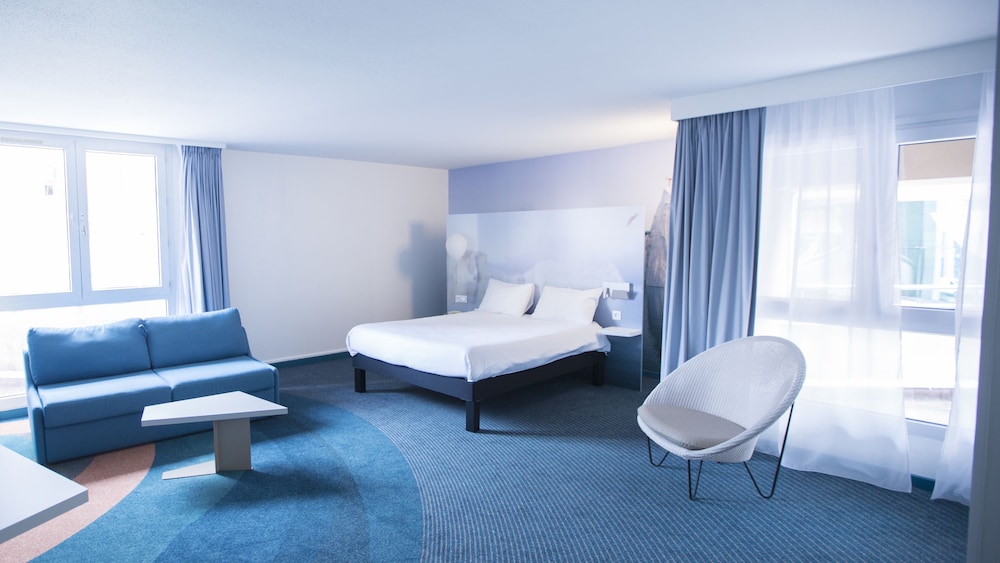 Suite familiar estándar con 1 cama doble y 1 sofá del hotel Ibis Styles Toulon Centre Port. Foto 2