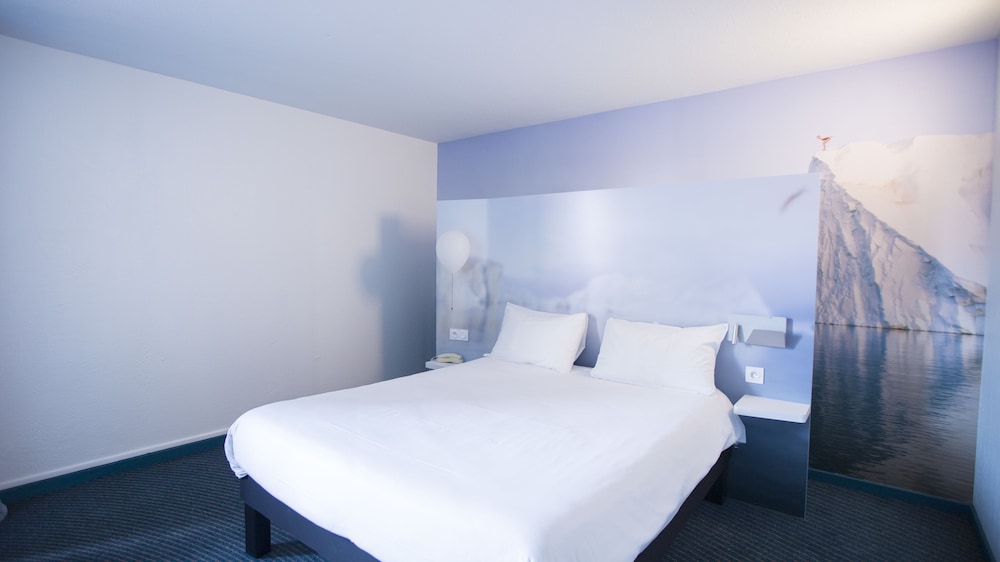 Suite familiar estándar con 1 cama doble y 1 sofá del hotel Ibis Styles Toulon Centre Port. Foto 3