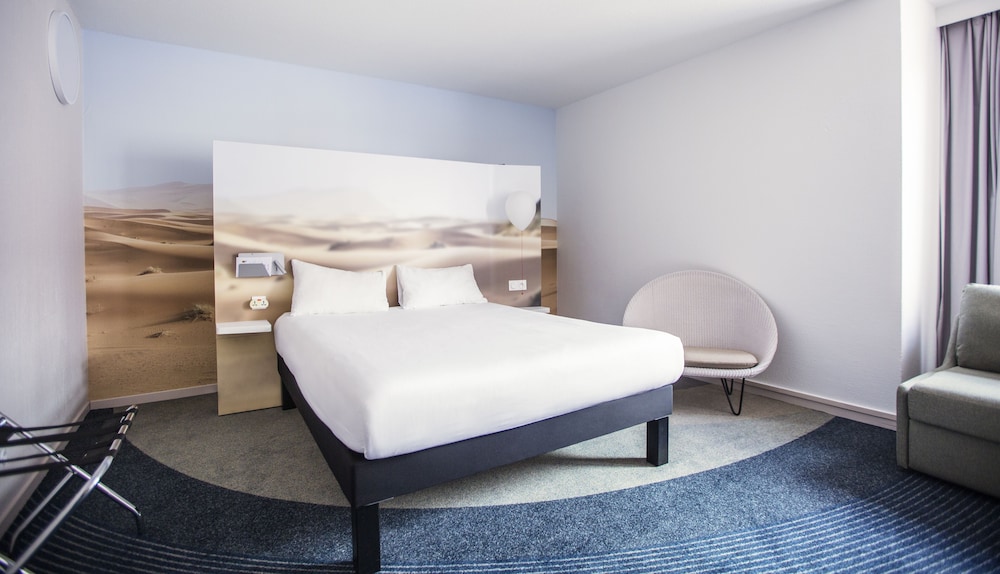 Suite familiar estándar con 1 cama doble y 1 sofá del hotel Ibis Styles Toulon Centre Port. Foto 4