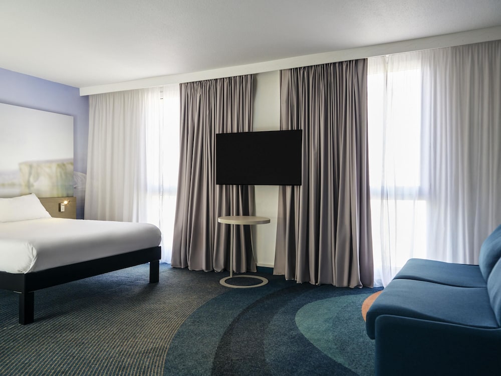 Suite familiar estándar con 1 cama doble y 1 sofá del hotel Ibis Styles Toulon Centre Port. Foto 5