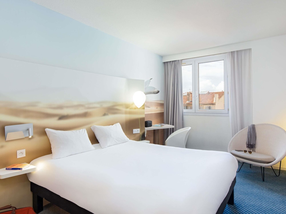 Suite familiar estándar con 1 cama doble y 1 sofá del hotel Ibis Styles Toulon Centre Port. Foto 9