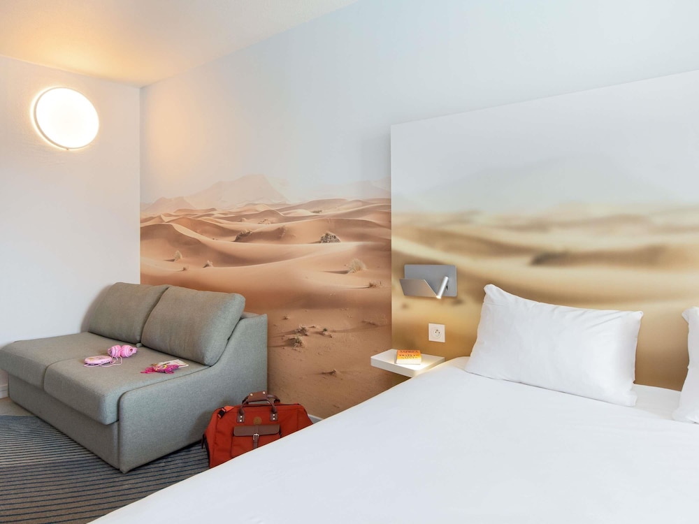 Suite familiar estándar con 1 cama doble y 1 sofá del hotel Ibis Styles Toulon Centre Port. Foto 10