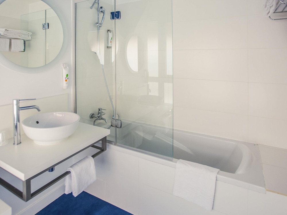 Suite familiar estándar con 1 cama doble y 1 sofá del hotel Ibis Styles Toulon Centre Port. Foto 11