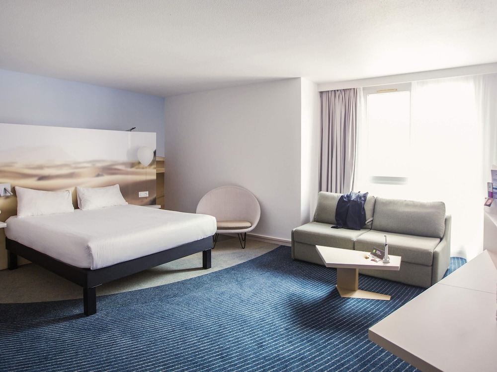 Suite familiar estándar con 1 cama doble y 1 sofá del hotel Ibis Styles Toulon Centre Port. Foto 12