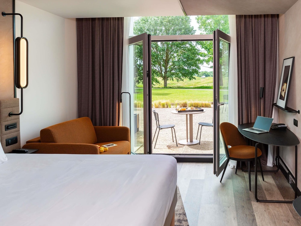 Habitación Deluxe con 1 cama doble, vistas al campo de golf del hotel Novotel Saint-quentin En Yvelines. Foto 3