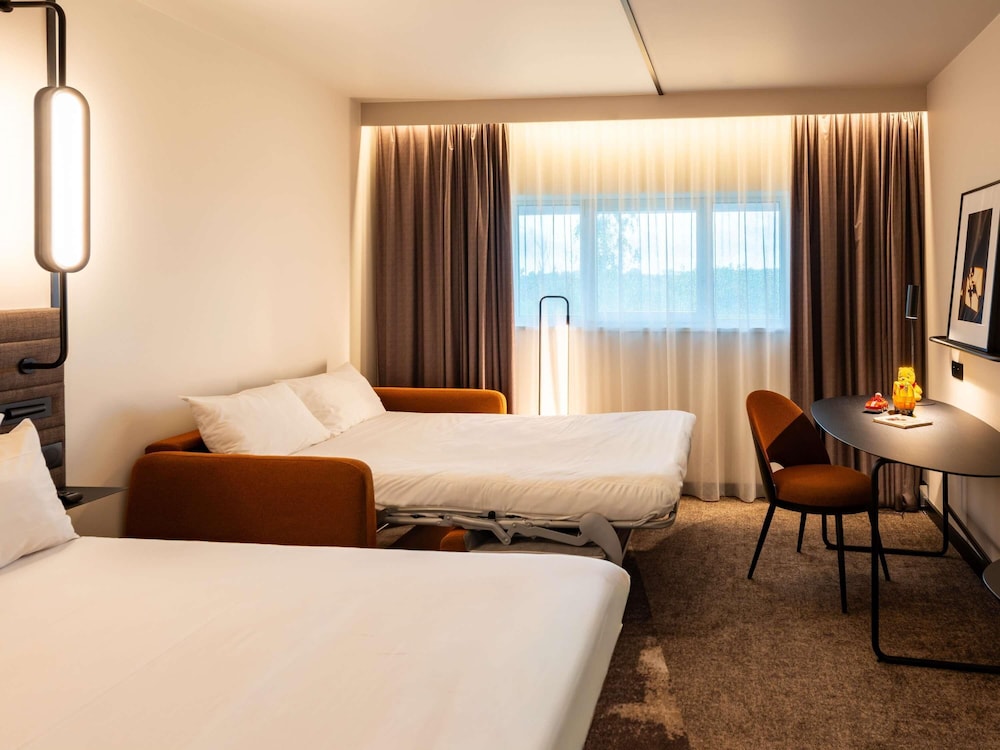 Habitación superior con 1 cama doble y 1 sofá - cama del hotel Novotel Saint-quentin En Yvelines. Foto 4