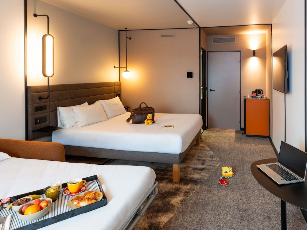 Habitación Superior con 1 cama doble y 1 sofá - cama pequeño o un sofá - cama del hotel Novotel Saint-quentin En Yvelines. Foto 3