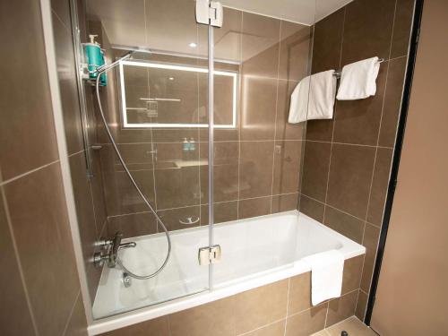 Suite, vistas al campo de golf - 1 cama King size del hotel Novotel Saint-quentin En Yvelines. Foto 5