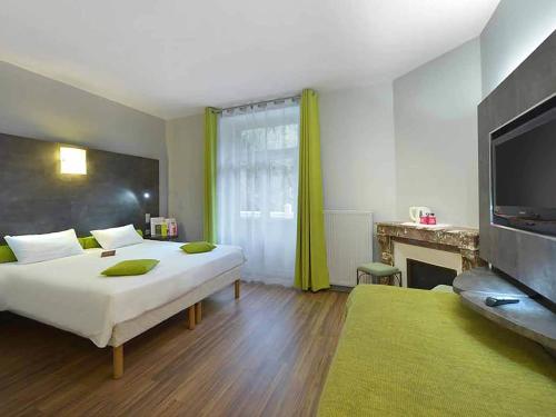 Street Side Superior Room with Double Bed and Twin Beds del hotel Mercure Saint Nectaire Spa and Bien-être