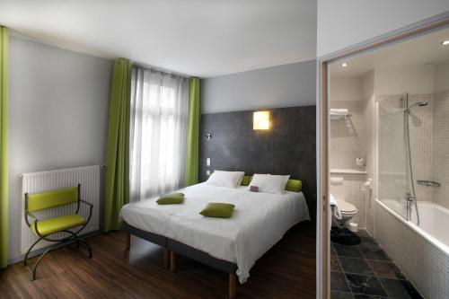 Street Side Superior Room with Double Bed and Twin Beds del hotel Mercure Saint Nectaire Spa and Bien-être. Foto 1