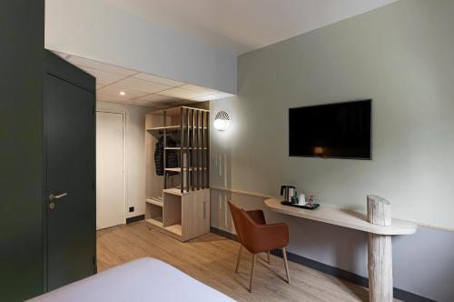 Street Side Superior Room with Double Bed and Twin Beds del hotel Mercure Saint Nectaire Spa and Bien-être. Foto 4