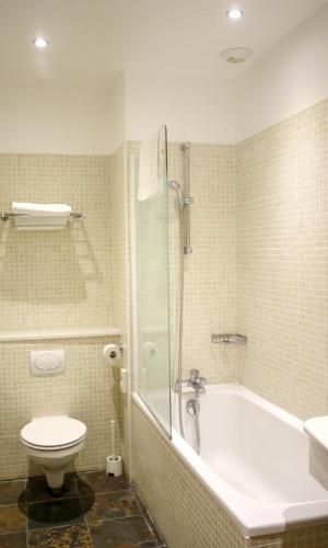 Street Side Superior Room with Double Bed and Twin Beds del hotel Mercure Saint Nectaire Spa and Bien-être. Foto 5