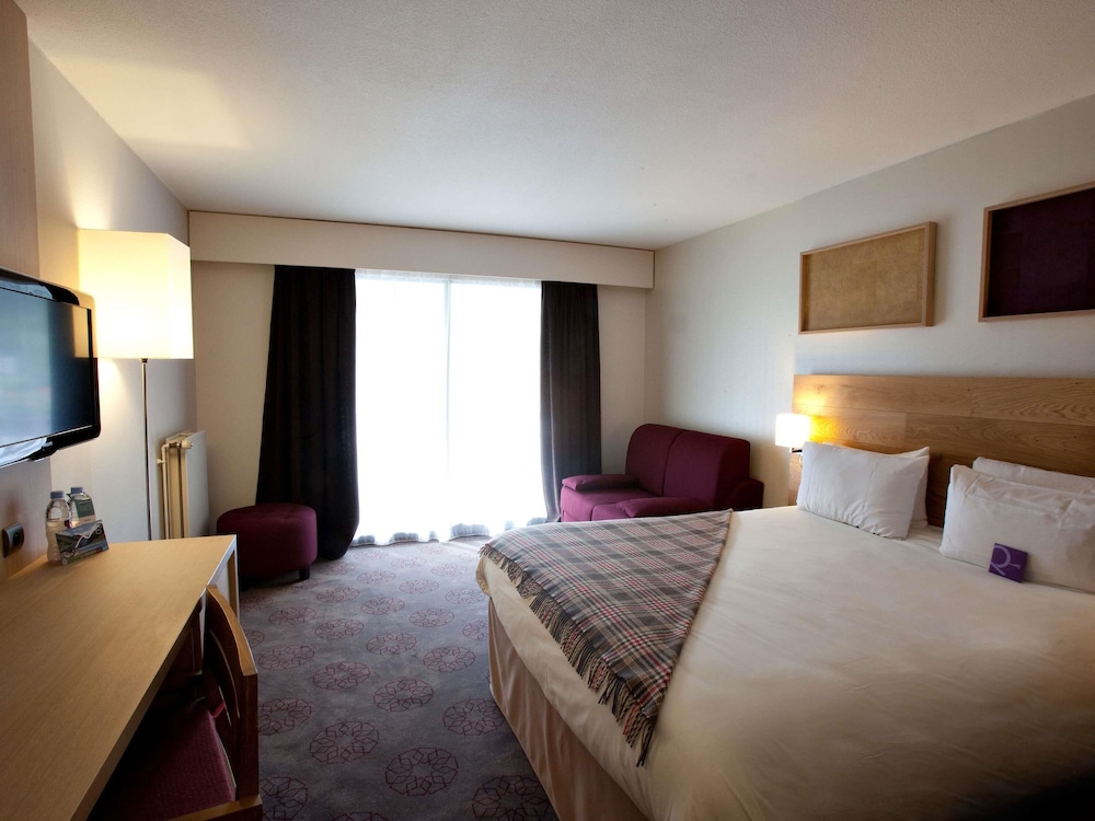 Habitación estándar con 1 cama doble y balcón del hotel Mercure De Saint-lary. Foto 3