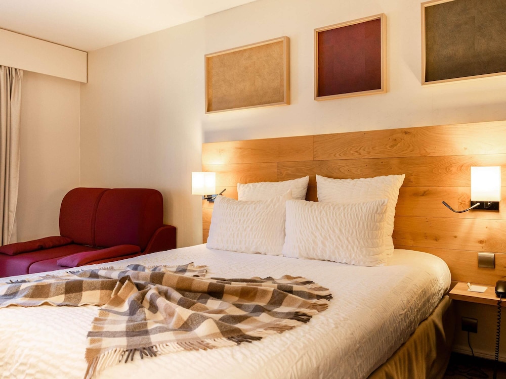Habitación estándar con 1 cama doble y balcón del hotel Mercure De Saint-lary. Foto 4