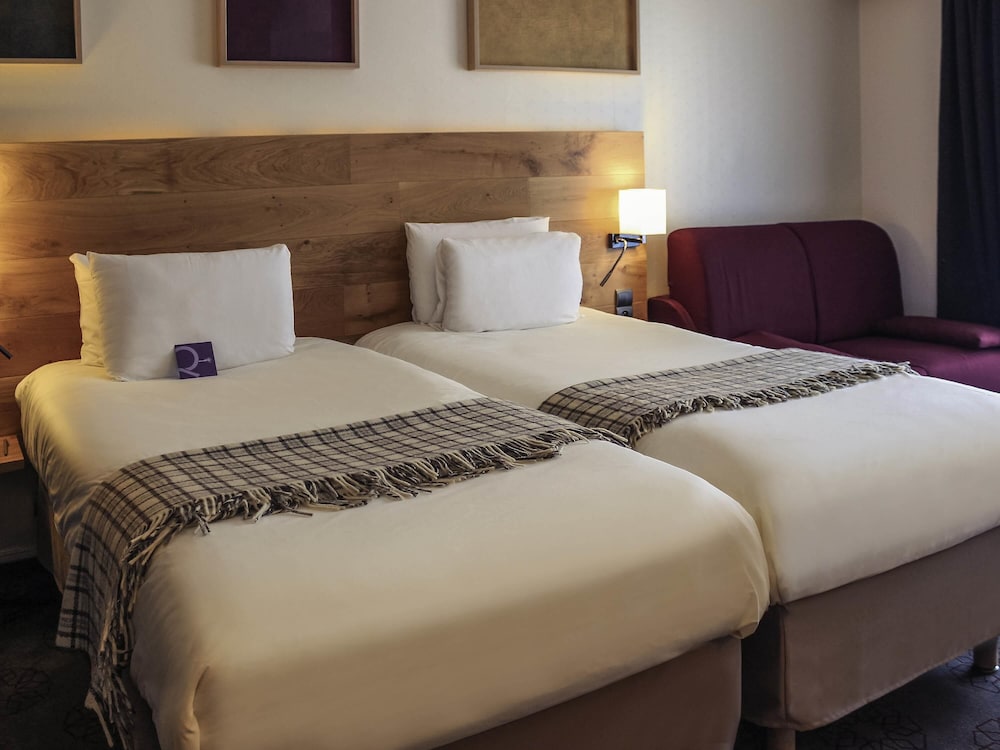 Habitación estándar con camas individuales, sofá y balcón del hotel Mercure De Saint-lary