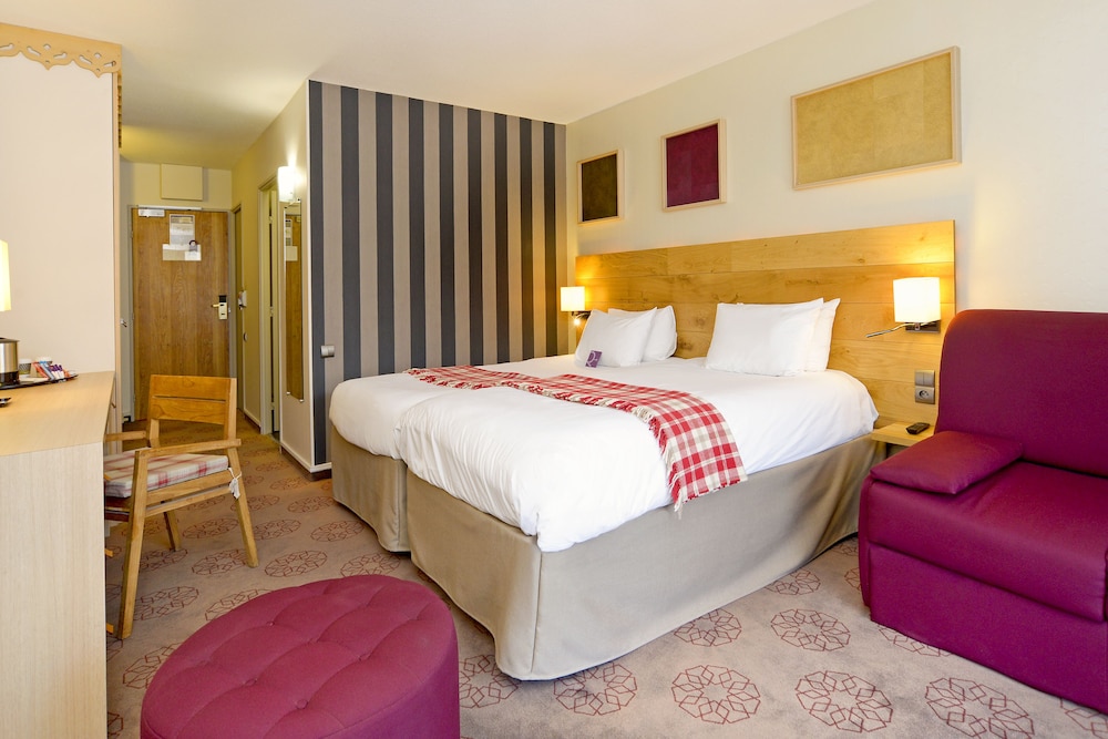 Habitación estándar con camas individuales, sofá y balcón del hotel Mercure De Saint-lary. Foto 1
