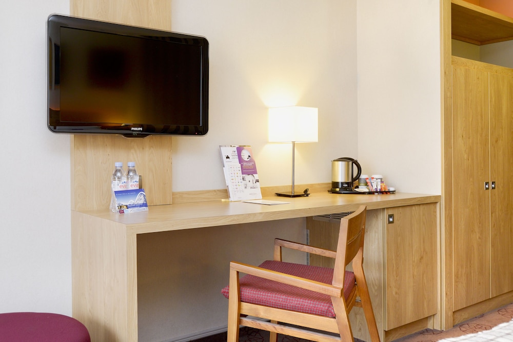 Habitación estándar con camas individuales, sofá y balcón del hotel Mercure De Saint-lary. Foto 2