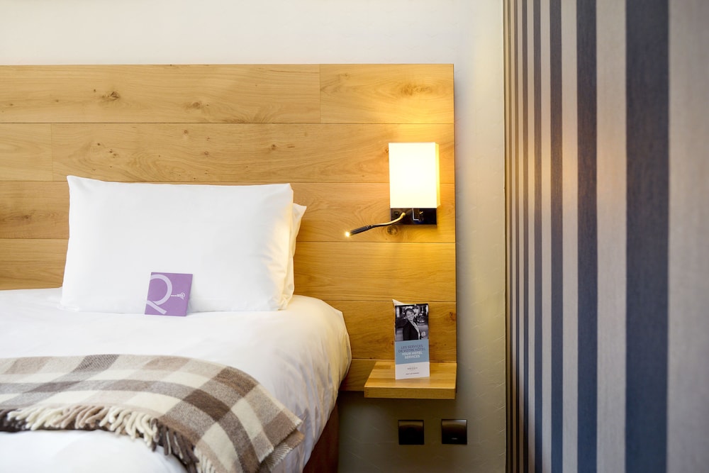 Habitación estándar con camas individuales, sofá y balcón del hotel Mercure De Saint-lary. Foto 3
