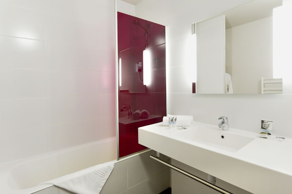 Habitación estándar con camas individuales, sofá y balcón del hotel Mercure De Saint-lary. Foto 4
