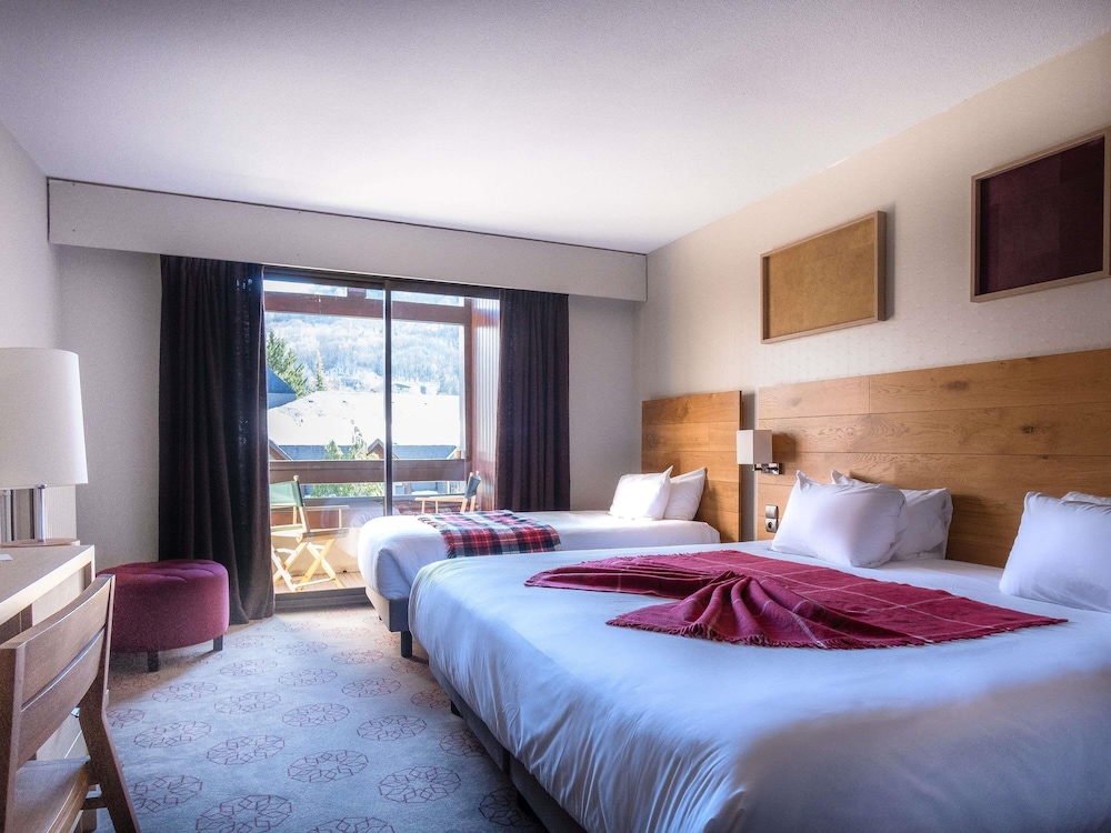Habitación estándar con 1 cama doble, 1 cama individual y balcón del hotel Mercure De Saint-lary