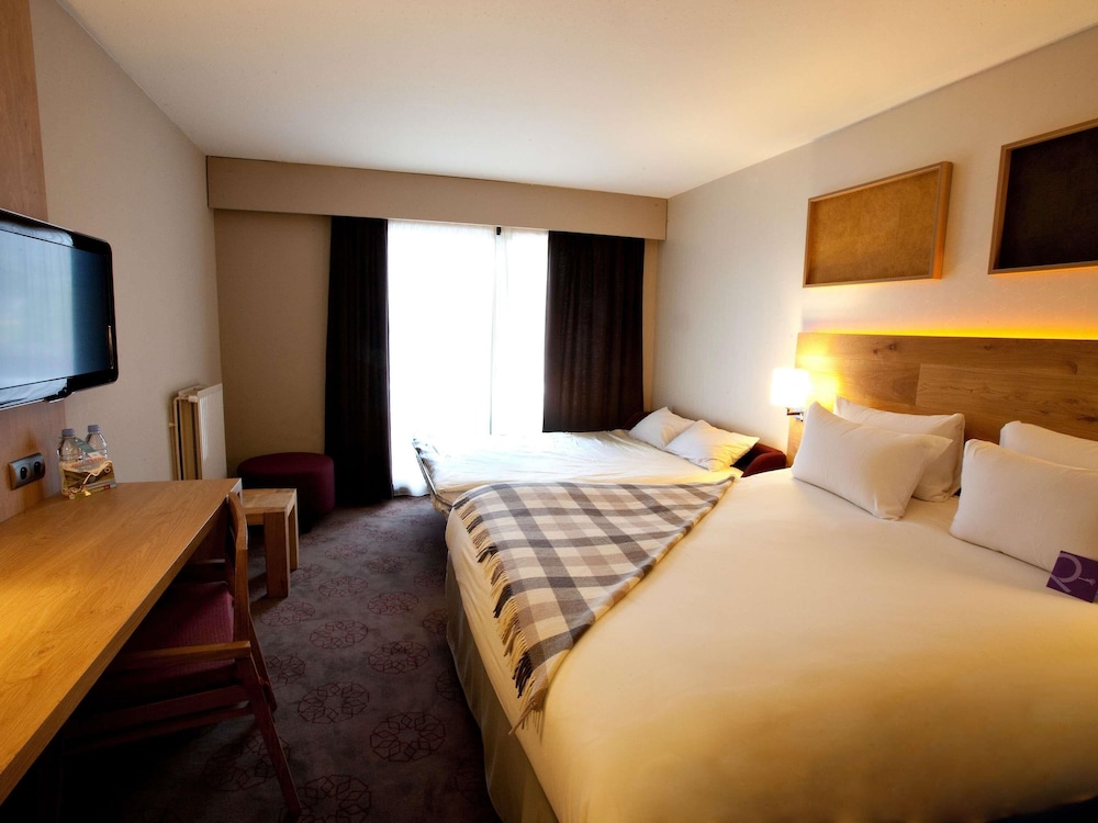 Habitación estándar con 1 cama doble, 1 sofá - cama doble y balcón del hotel Mercure De Saint-lary