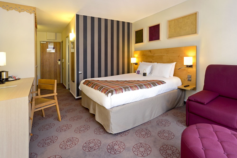 Habitación estándar con 1 cama doble, 1 sofá - cama doble y balcón del hotel Mercure De Saint-lary. Foto 1