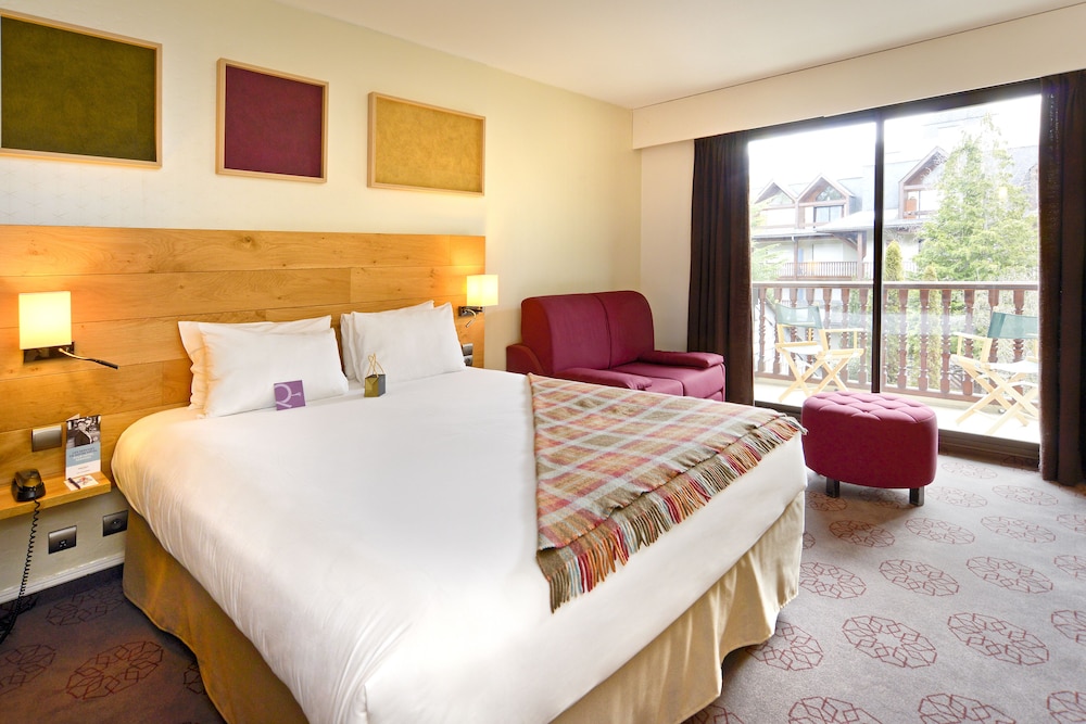 Habitación estándar con 1 cama doble, 1 sofá - cama doble y balcón del hotel Mercure De Saint-lary. Foto 2