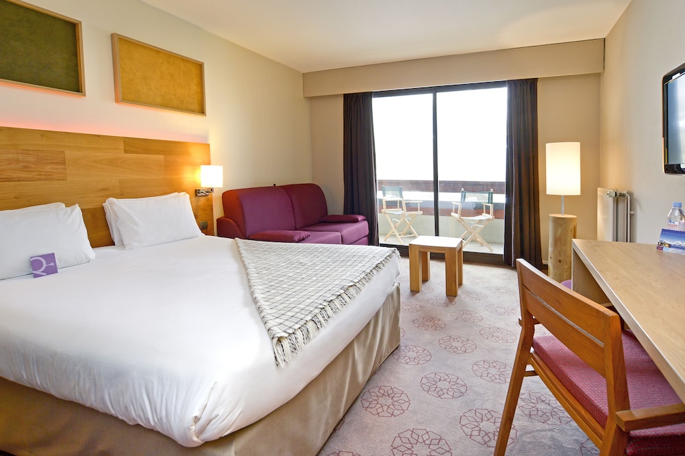 Habitación estándar con 1 cama doble, 1 sofá - cama doble y balcón del hotel Mercure De Saint-lary. Foto 3