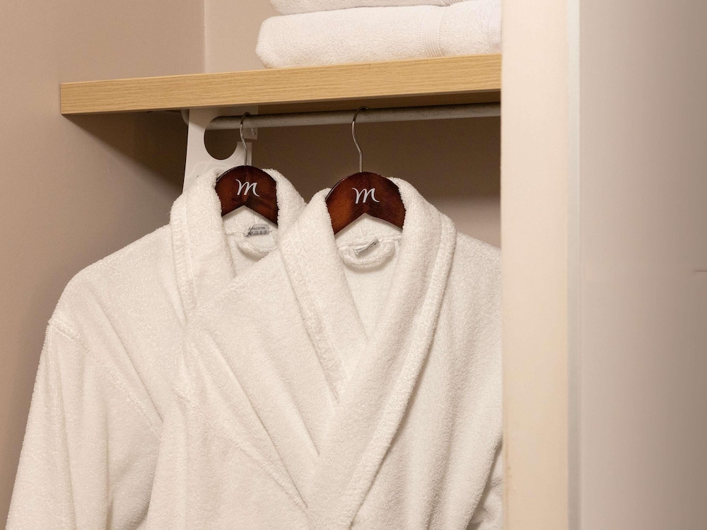 Habitación estándar con 1 cama doble, 1 sofá - cama doble y balcón del hotel Mercure De Saint-lary. Foto 4