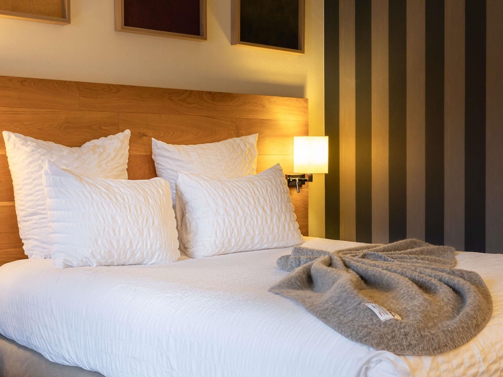Habitación estándar con 1 cama doble, 1 sofá - cama doble y balcón del hotel Mercure De Saint-lary. Foto 6