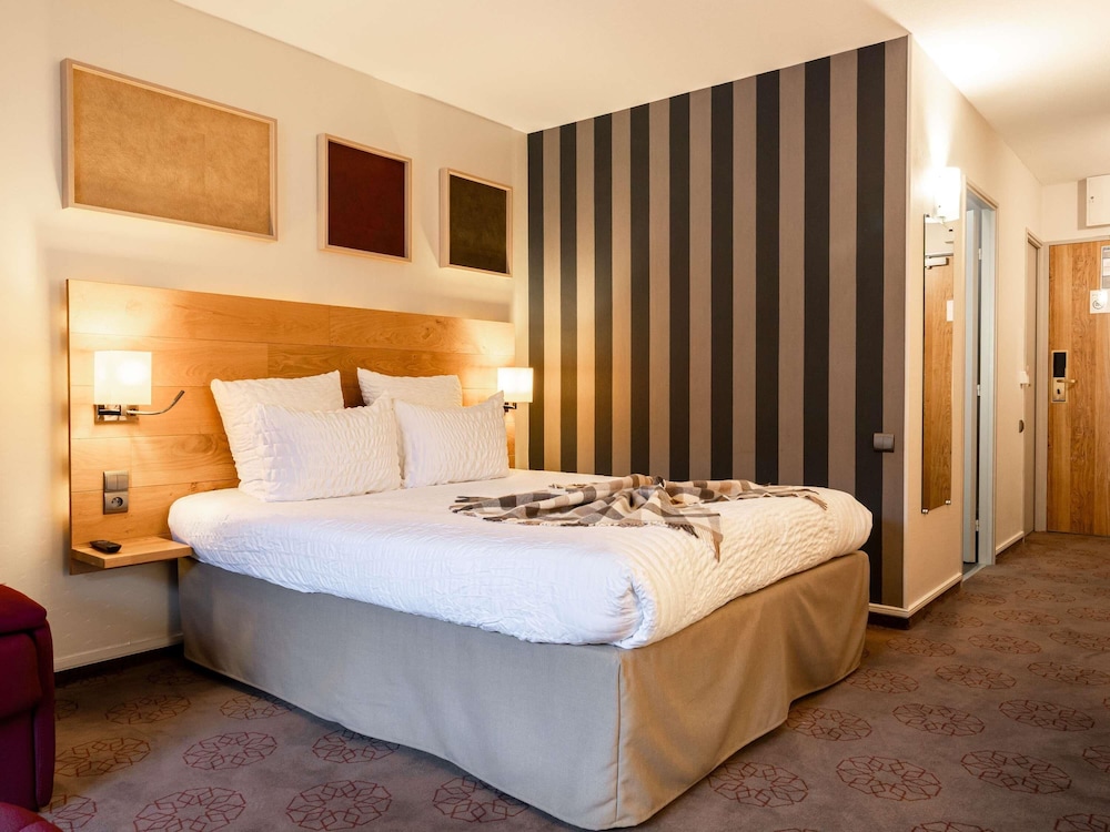 Habitación estándar con 1 cama doble, 1 sofá - cama doble y balcón del hotel Mercure De Saint-lary. Foto 7