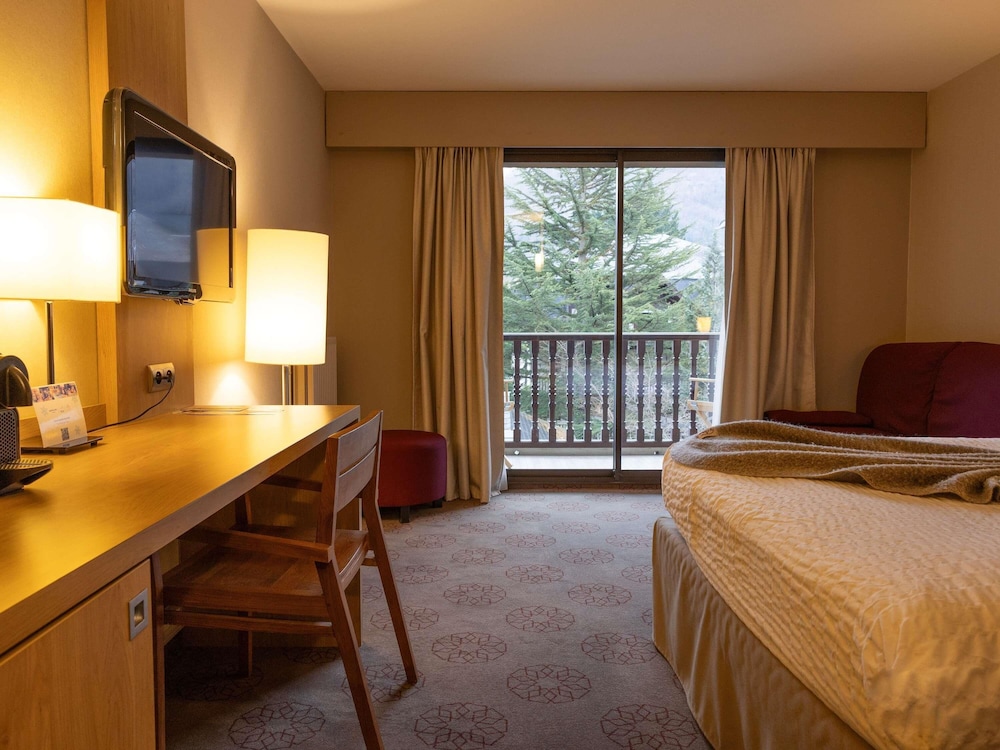 Habitación estándar con 1 cama doble, 1 sofá - cama doble y balcón del hotel Mercure De Saint-lary. Foto 8