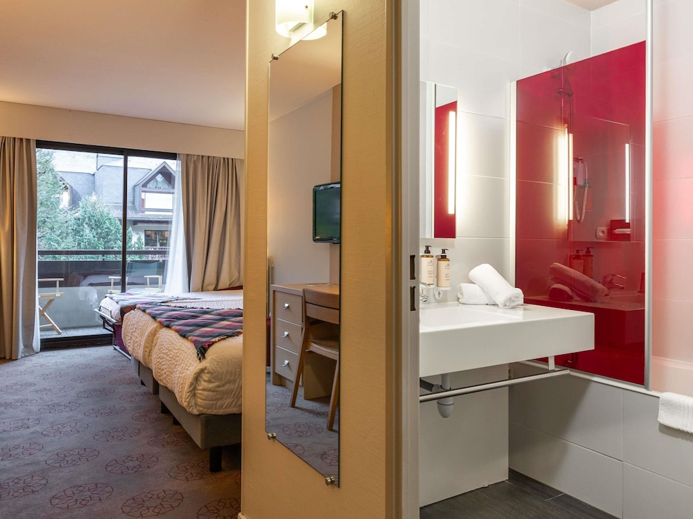 Habitación estándar con 1 cama doble, 1 sofá - cama doble y balcón del hotel Mercure De Saint-lary. Foto 9
