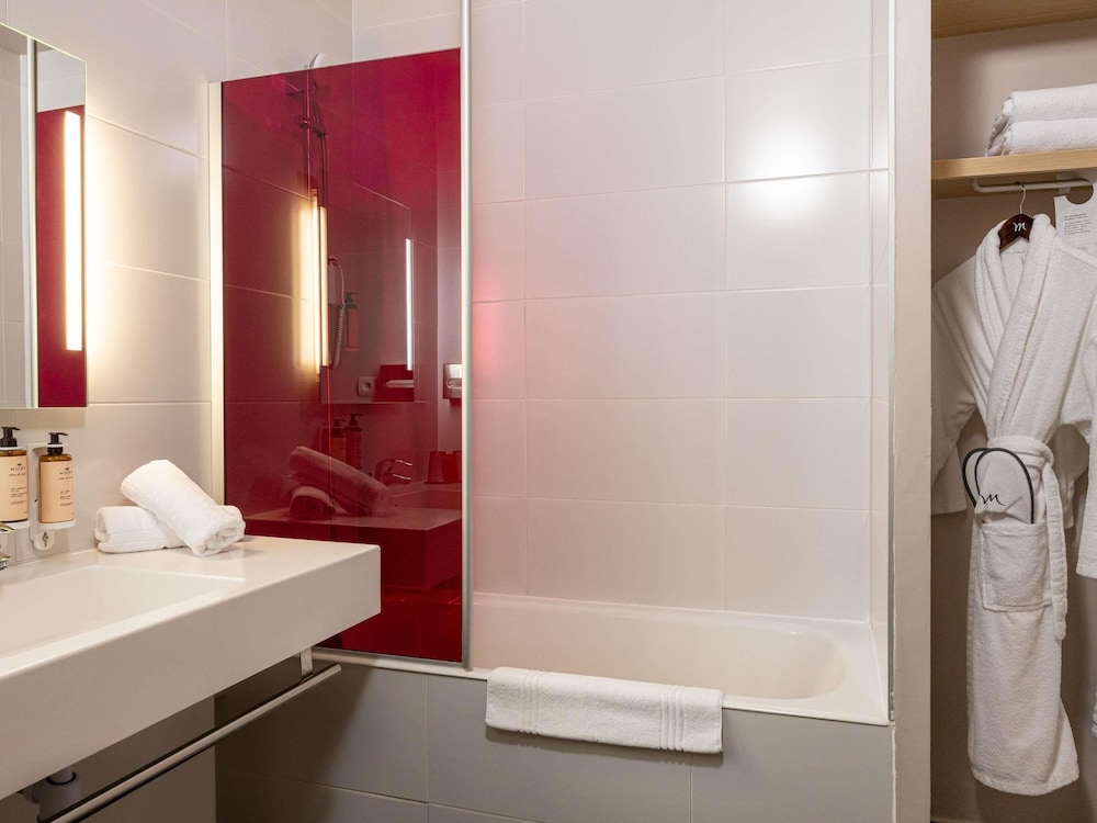 Habitación estándar con 1 cama doble, 1 sofá - cama doble y balcón del hotel Mercure De Saint-lary. Foto 10