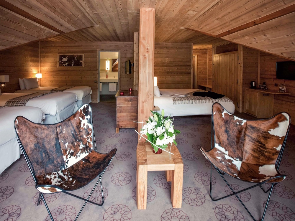 Habitación estándar con 1 cama doble, 3 camas individuales y balcón del hotel Mercure De Saint-lary