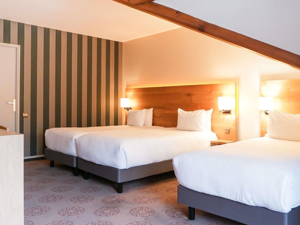 Habitación estándar con 1 cama doble, 3 camas individuales y balcón del hotel Mercure De Saint-lary. Foto 1