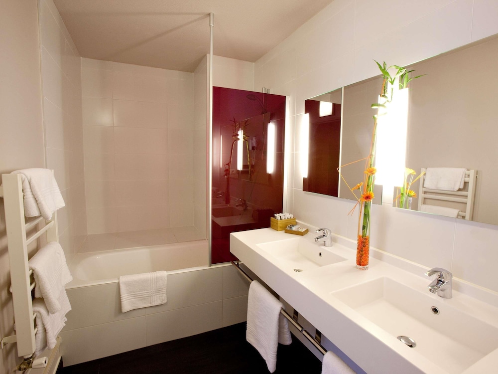 Habitación estándar con 1 cama doble, 3 camas individuales y balcón del hotel Mercure De Saint-lary. Foto 2