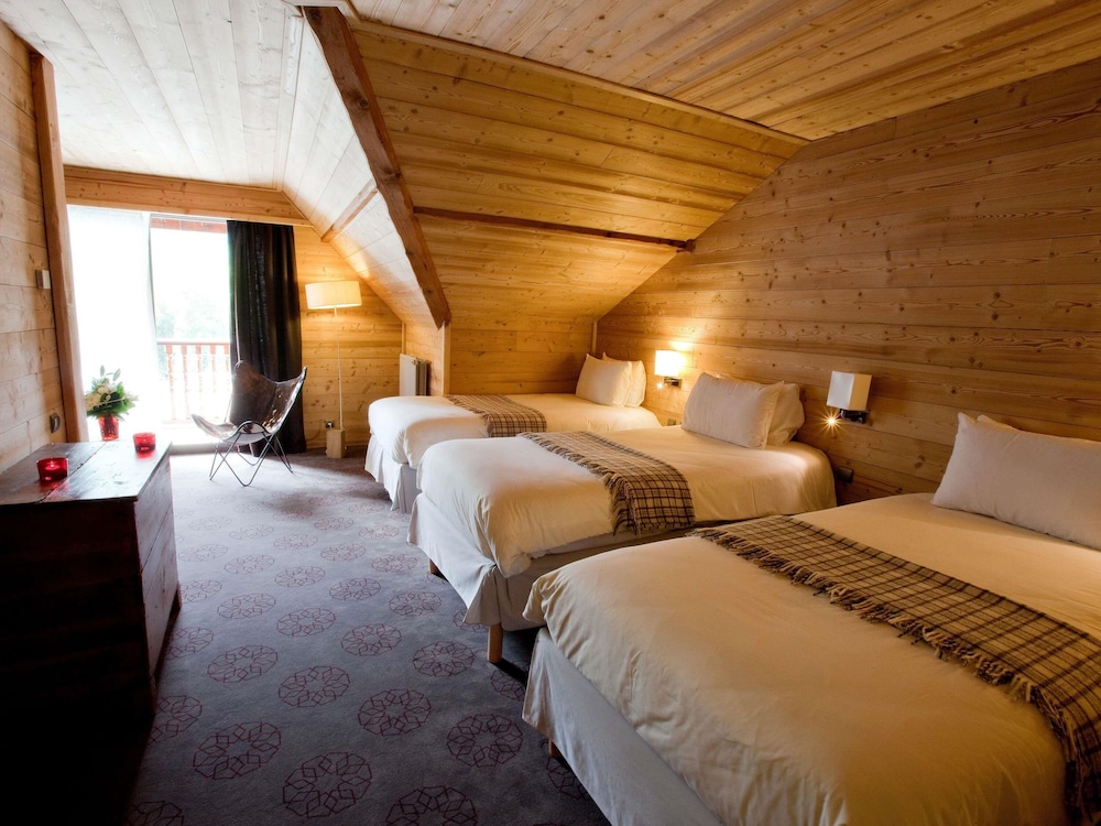 Habitación estándar con 1 cama doble, 3 camas individuales y balcón del hotel Mercure De Saint-lary. Foto 3