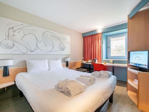 Habitación Doble Comfort del hotel Ibis Antibes Sophia Antipolis. Foto 1