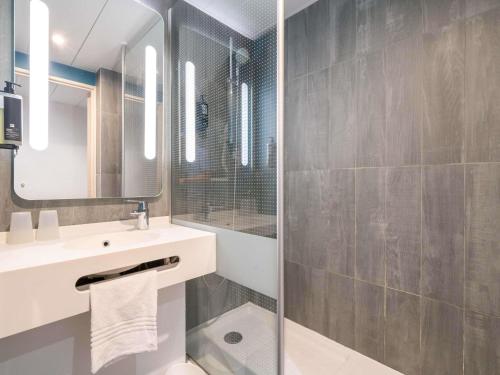 Habitación Doble Comfort del hotel Ibis Antibes Sophia Antipolis. Foto 3
