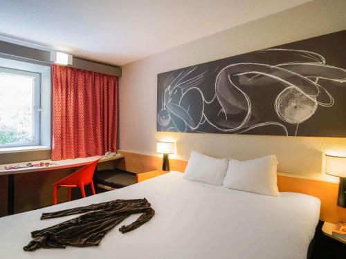 Habitación Estándar con 1 cama doble del hotel Ibis Antibes Sophia Antipolis. Foto 5