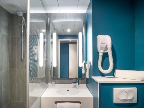 Habitación Estándar con 1 cama doble del hotel Ibis Antibes Sophia Antipolis. Foto 6