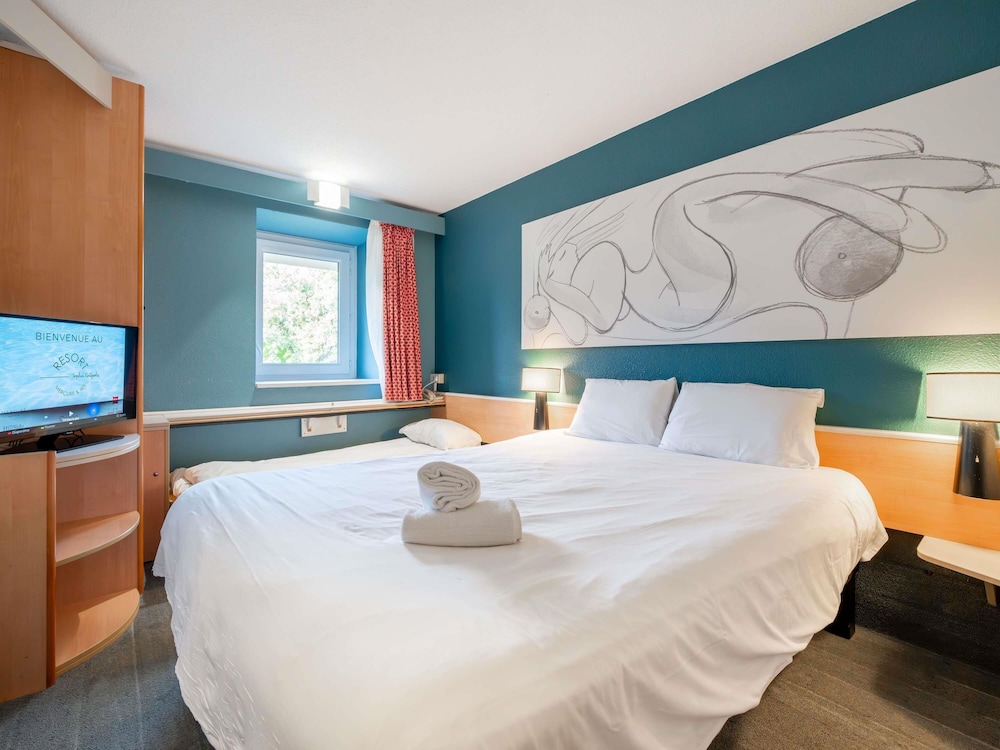 Habitación estándar con una cama doble y una individual del hotel Ibis Antibes Sophia Antipolis